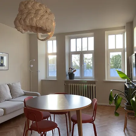 Charming And Spacious In The Embassy Area Apartment